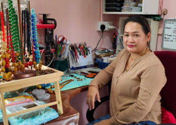 Haddrien Atay bersama rantai tradisional kaum Bidayuh dan Orang Ulu yang dihasilkannya di Bau, Sarawak.