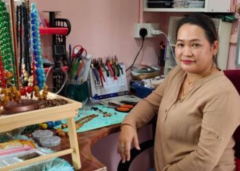 HADDRIEN Atay bersama rantai tradisional kaum Bidayuh dan Orang Ulu yang dihasilkannya di Bau, Sarawak.