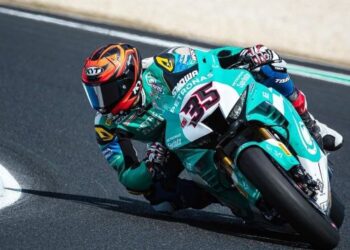HAFIZH SYAHRIN masih bergelut dengan masalah pada enjin motosikalnya menjelang perlumbaan pusingan pertama WSBK di Litar Phillip Island, Australia, hari ini. - IHSAN MIE HONDA RACING