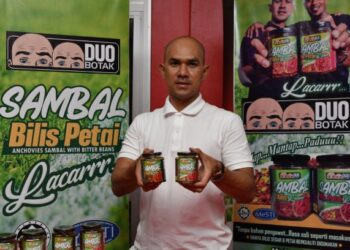 HAIRUDDIN Omar menunjukkan sambal premium jenama DuoBotak yang berjaya membantu 300 individu terkesan akibat Perintah Kawalan Pergerakan (PKP) menjana pendapatan ketika ditemui di Kuala Nerus. - UTUSAN/ PUQTRA HAIRRY ROSLI