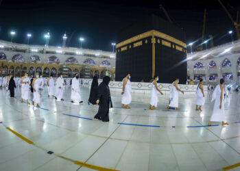 KEBENARAN membenarkan rakyat negara ini mengerjakan umrah di Mekah bergantung kepada situasi Covid-19. - AFP