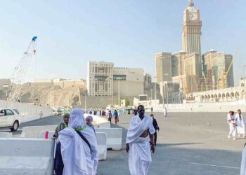 Jemaah haji memerlukan stamina yang cukup untuk berjalan kaki dari Maktab Janadriah ke Masjidilharam. - UTUSAN