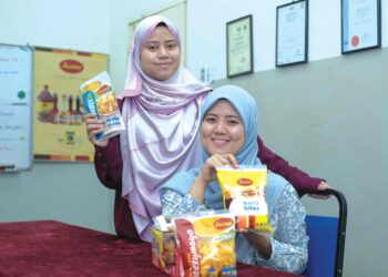 Nurul Syahidah (depan) bersama adiknya, Maisarah Ainual Azhar menunjukkan mayonis keluaran Jasma Holdings, ketika ditemui Utusan Malaysia. FOTO/ M FIRDAUS M JOHARI.