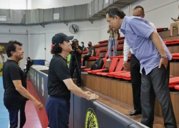HAMIDIN Mohd. Amin (kanan) ketika memantau persiapan skuad Harimau Malaya di Wisma FAM, Kelana Jaya semalam.  - IHSAN FAM