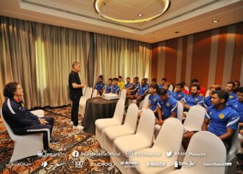 HAMIDIN memberi peringatan dan kata-kata motivasi kepada pemain Harimau Malaya menjelang kempen kelayakan Piala Asia 2023.-FAM
