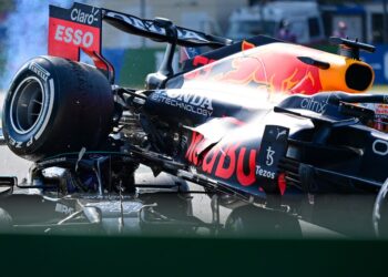 LEWIS Hamilton bernasib baik tidak mengalami kecederaan parah selepas terlibat dalam kemalangan dengan Max Verstappen pada Grand Prix Itali di Monza kelmarin. - AFP
