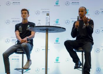 Hamilton (kanan) ketika sesi soal jawab dengan media di KLCC.