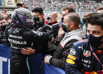 LEWIS Hamilton meraikan kejayaan menjuarai Grand Grand Prix Rusia bersama krew pasukan di Litar Sochi Autodrom semalam. - AFP