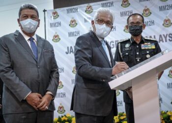 HAMZAH Zainudin menandatangani plak pelancaran Executive Lounge MM2H di Ibu Pejabat JIM, Putrajaya. - FOTO/FAIZ ALIF AHMAD ZUBIR