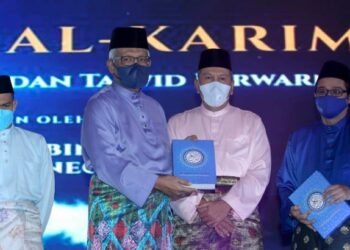HAMZAH Zainudin melancarkan melancarkan Mushaf Al-Quran edisi terkini di Putrajaya. - FOTO/FAISOL MUSTAFA