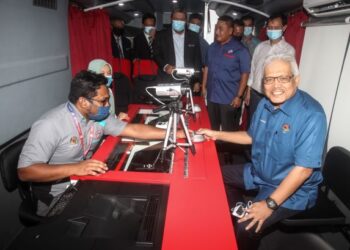 HAMZAH Zainuddin (kanan) melawat Bas Mobile JPN pada Perasmian Bas Mobile JPN di hadapan Jabatan Pendaftaran Negara, Putrajaya, hari ini. - FOTO/FAISOL MUSTAFA