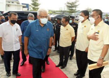 HAMZAH Zainuddin hadir pada Majlis Penyerahan Projek IPD Iskandar Puteri di Johor. - FOTO/BAZLAN IBRAHIM