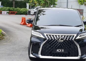 KENDERAAN dinaiki Hamzah Zainuddin meninggalkan kediaman Muhyiddin di Bukit Damansara pada pukul 3.09 petang tadi.