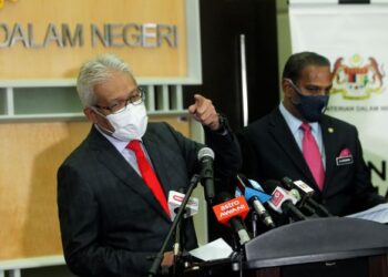 HAMZAH Zainudin bersama M. Saravanan ketika sidang akhbar Mesyuarat Jawatankuasa mengenai pengurusan pekerja asing di Kementerian Dalam Negeri, Putrajaya hari ini. - FOTO/FAISOL MUSTAFA