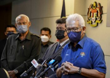 HAMZAH Zainuddin bercakap dalam sidang akhbar khas sesi libat urus bersama NGO berkaitan Akta Sosma di KDN, Putrajaya, hari ini. - FOTO/FAISOL MUSTAFA