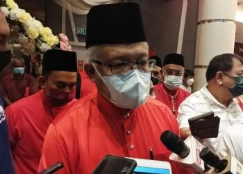 HAMZAH Zainudin ditemui pemberita pada Persidangan Tahunan Bersatu Bahagian Larut di Kamunting dekat Taiping, Perak, hari ini. - FOTO/WAT KAMAL ABAS