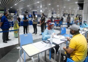 HAMZAH Zainuddin (belakang tiga kiri) ketika hadir meninjau pusat saringan di KLIA pada sesi walkabout di Lapangan Terbang Antarabangsa Kuala Lumpur (KLIA), Sepang, Selangor.-UTUSAN/FAISOL MUSTAFA