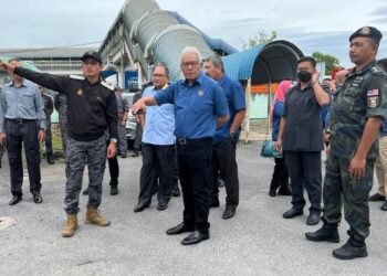 HAMZAH Zainuddin (tiga kanan) meninjau lokasi berhampiran jejantas KTMB Padang Besar, Perlis semalam.- UTUSAN/ASYRAF MUHAMMAD