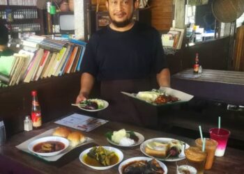 Mohd. Hanif bersama sajian istimewa di Restoran Kukus miliknya di Jalan Tepi Sungai, Taman Wangi, Klang. – UTUSAN/ABDUL RAZAK IDRIS.