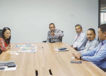 HANNAH Yeoh (kiri) mendengar penerangan daripada Pengarah Urusan dan Pengarang Kumpulan Media Mulia, Mohamad Azlan Jaafar (dua, kiri) ketika mengadakan kunjungan hormat di pejabat Media Mulia di Petaling Jaya semalam. – UTUSAN/FARIZ RUSADIO