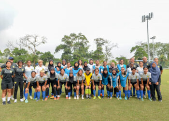 HANNAH Yeoh (tengah) bersama skuad Malayan Tigress di Wisma FAM, Kelana Jaya semalam. - IHSAN HANNAH YEOH