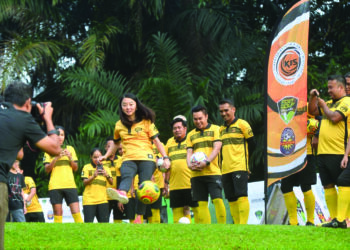 HANNAH Yeoh melakukan sepakan ketika bertemu pasukan footgolf kebangsaan yang akan beraksi dalam Piala Dunia Footgolf di Orlando, Florida, Amerika Syarikat.