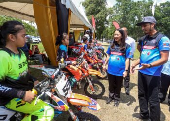 HANNAH Yeoh bersama  pelumba cilik motocross dalam perasmian Kejuaraan Motocross Malaysia 2023 di Putrajaya hari ini. – UTUSAN/FAISOL MUSTAFA