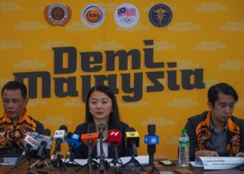 HANNAH Yeoh (tengah) bersama  Adam Adli (kanan) dan Mohamad Norza Zakaria menjawab soalan media ketika merangkumkan prestasi kontinjen Malaysia pada Sukan SEA Kemboja di Majlis Sukan Negara, Bukit Jalil hari ini. - UTUSAN/SHIDDIEQIIN ZON