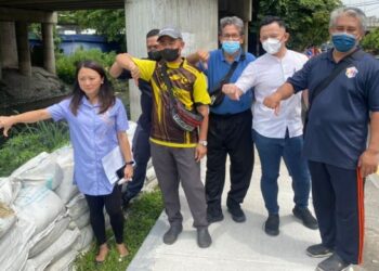 HANNAH Yeoh (kiri) ketika meninjau keadaan sungai dan benteng beg pasir yang sudah tidak sesuai lagi dijadikan sebagai penghalang banjir di Segambut, Kuala Lumpur, hari ini. - FOTO/ARIF AIMAN ASROL