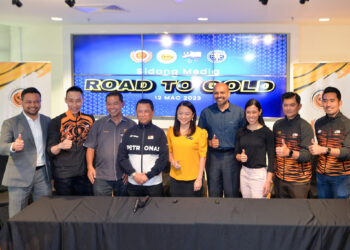 HANNAH Yeoh (tengah) bersama barisan Jawatankuasa Road to Gold.