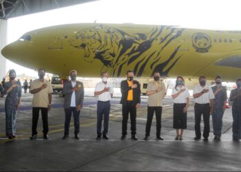 PESAWAT Airbus 330-300 yang akan menerbangkan pasukan Harimau Malaya setiap kali bertanding di luar negara. - UTUSAN/FAISOL MUSTAFA