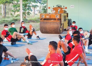 PEMAIN Harimau Malaya melakukan persiapan akhir di Yangon kelmarin untuk menghadapi perlawanan pembukaan Piala AFF menentang Myanmar hari ini. – IHSAN FAM