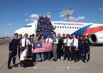 BARISAN pemain Malaysia B-23 bersama kru kabin Malaysia Airlines setibanya di Tashkent, Uzbekistan untuk menghadapi Piala Asia B-23 yang bermula esok. – IHSAN FAM