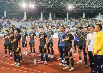 PEMAIN Malaysia memberi penghormatan kepada penyokong yang hadir di Stadium Bola Sepak Kuala Lumpur, Cheras kelmarin selepas perlawanan menentang Maldives. – UTUSAN/SHIDDIEQIIN ZON