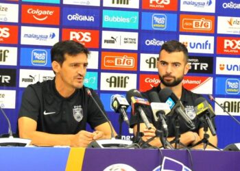 Pablo Ricchetti (kiri) dan Jordi Amat dalam sidang akhbar di Stadium Sultan Ibrahim, Iskandar Puteri semalam menjelang pertemuan menentang Terengganu FC malam ini. – UTUSAN/RAJA JAAFAR ALI