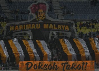 SEMANGAT yang diberikan penyokong Harimau Malaya di Stadium Sultan Mizan Zainal Abidin, Gong Badak malam tadi dibalas dnegan kemenangan 4-1 Malaysia ke atas Kepulauan Solomon. - UTUSAN/PUQTRA HAIRRY