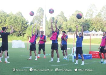 PEMAIN Harimau Malaya menjalani latihan di Wisma FAM, Kelana Jaya semalam menjelang perlawanan terakhir Kumpulan B, Piala AFF menentang Singapura, Selasa ini.  - IHSAN FAM