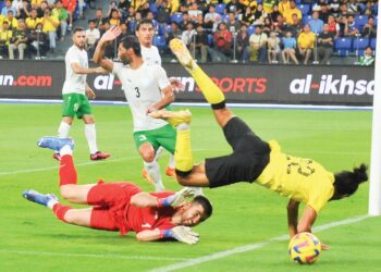 PERTAHANAN Malaysia, La’Vere Corbin Ong melayangkan badan ketika cuba melepasi penjaga gol Turkmenistan, Rasul Charyyev dalam aksi persahabatan di Stadium Sultan Ibrahim, Iskandar Puteri kelmarin. – UTUSAN/RAJA JAAFAR ALI