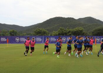 PEMAIN Harimau Malaya ketika menjalani latihan di Thailand.