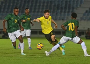 STUART Wilkin (dua, kanan) dikawal ketat pemain pasukan Kepulauan Solomon pada Perlawanan Persahabatan Tier 1 di Stadium Sultan Mizan Zainal Abidin, Kuala Nerus, Terengganu, malam ini. - UTUSAN/PUQTRA HAIRRY ROSLI 