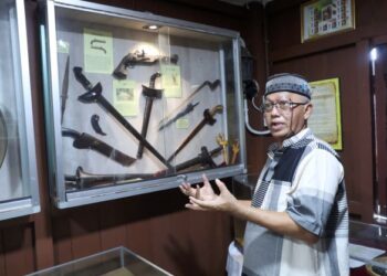 KHALID Hussin menunjukkan beberapa barangan dipercayai berasal dari zaman Kesultanan Melayu Melaka di Galeri Pesawad di Kampung Duyong, Melaka. – UTUSAN/RASUL AZLI SAMAD