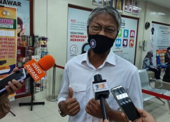HASAN Rahman ditemui pemberita selepas meninjau proses imunisasi di PPV RTC Sungai Rambai, Jasin, Melaka. - UTUSAN/AMRAN MULUP