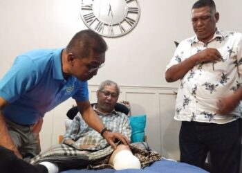 MOHD. Hashim Mustapa (tengah) semasa menerima kunjungan dari Presiden Persatuan Bola Sepak Melayu Kelantan Datuk Seri Takiyuddin Hassan (kanan) di rumahnya di Kota Bharu, Kelantan, baru-baru ini. - FOTO/YATIMIN ABDULLAH