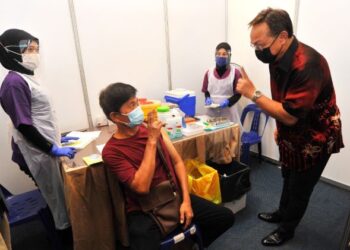 HASNI Mohammad (kanan) sempat bertanya kepada seorang penerima vaksin ketika melawat PPV di Hospital Pakar KPJ Johor, Johor Bahru. - FOTO/RAJA JAAFAR ALI