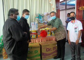 HASNI Mohammad (dua dari kanan) menyampaikan sumbangan berbentuk barangan keperluan berjumlah RM20,000 kepada Hospital Pontian, Johor baru-baru ini. - FOTO/MUHAMMAD ZIKRI