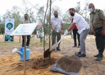 HASNI Mohammad (dua dari kanan) menanam pokok rhu pada Majlis Pecah Tanah Penubuhan Taman Eko Rimba Telok Arong di Mersing, Johor.