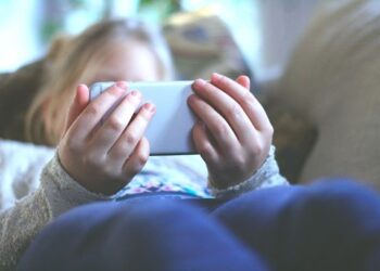 Perhatikan siapa teman anak-anak anda termasuk teman maya.