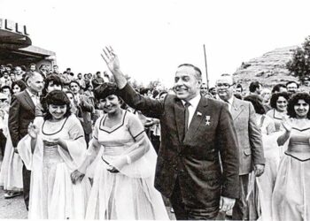 HEYDAR Aliyev melambaikan tangan kepada penduduk Shusha ketika melawat bandar itu pada 1982.