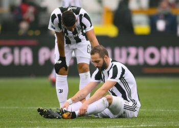 GONZALO Higuain (duduk) dan Sami Khedira berada dalam senarai ‘tidak dikehendaki’ oleh pengurus baharu Juventus, Andrea Pirlo. – AFP
