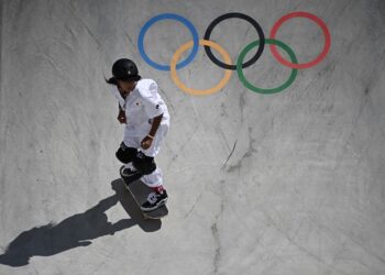 Kokona Hiraki ketika bersaing dalam acara papan selaju Sukan Olimpik di Ariake Sports Park, Tokyo hari ini. - AFP